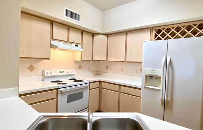 ONE MONTH FREE! Upgraded 3BR/2BA Altamonte Springs Condo with Wood Flooring and Den!
