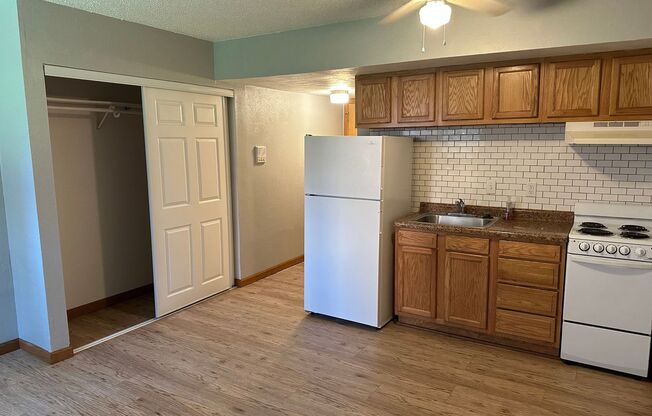 Studio, 1 bath, 400 sqft, $900, Unit Unit B4