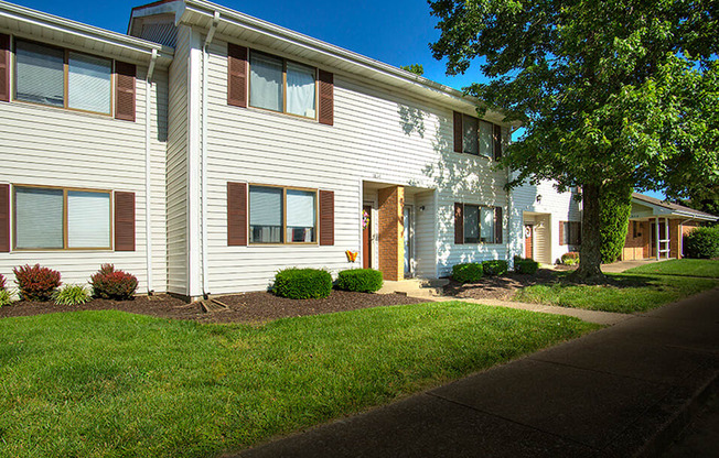 exterior of 2 and 3 bedroom apartments in Evansville