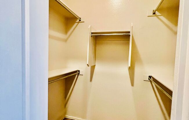 2 beds, 2 baths, 1,244 sqft, $1,899, Unit 705 W. Queen Creek #1107
