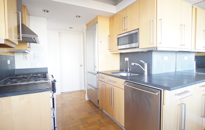 1 bed, 2 baths, 927 sqft, $5,500, Unit 18G