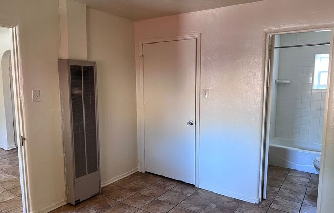 2 beds, 1 bath, 900 sqft, $950, Unit 4067 - 5315 10th Ct NW #B