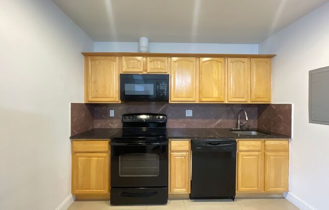 2 beds, 1 bath, 833 sqft, $1,595, Unit 302