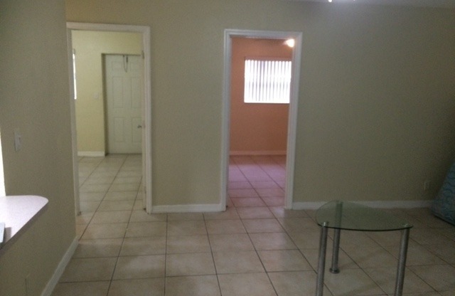 2 beds, 1 bath, 925 sqft, $2,079, Unit 2