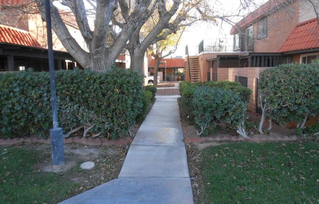 2nd Floor 2 bedroom Condo Near 95/Torrey Pines