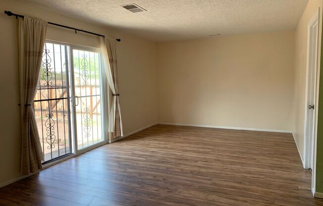 Lovely 2 Bedroom, 2 Bath Home Near Old Town! Available Now!