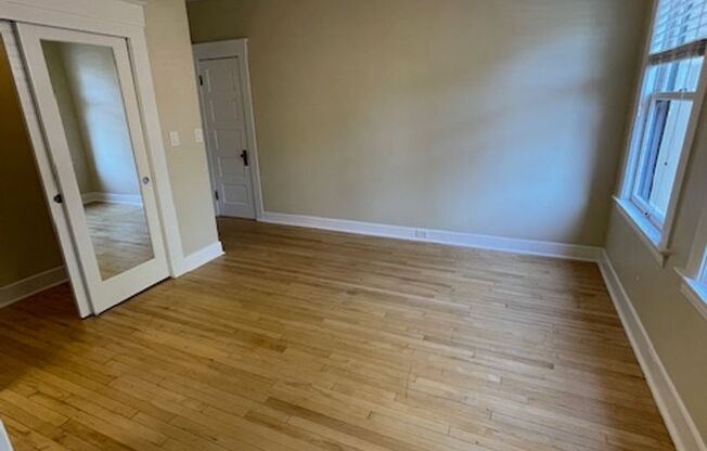 Studio, 1 bath, 300 sqft, $1,124, Unit 27