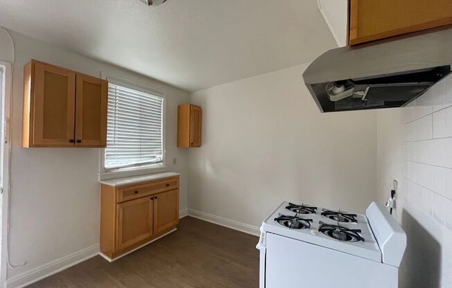 1 bed, 1 bath, 750 sqft, $1,795, Unit 2515 1/2