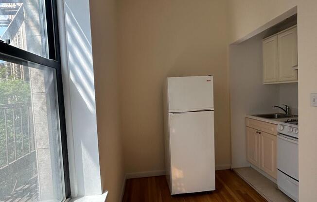 Studio, 1 bath, $2,600, Unit 5G