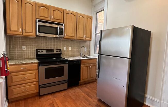 Studio, 1 bath, 450 sqft, $1,199, Unit 1F