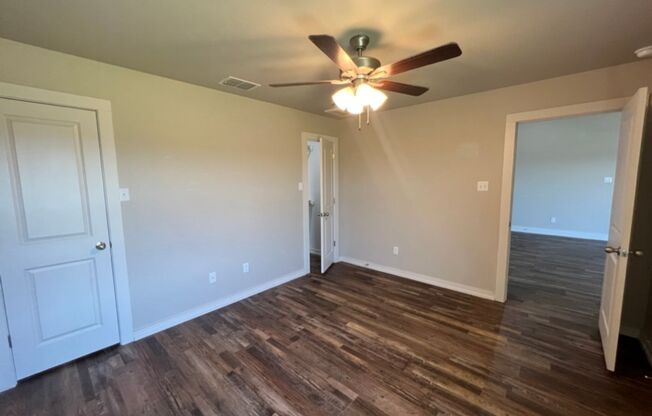 3 beds, 2 baths, 1,485 sqft, $1,400, Unit Shallowater - 1401 17th St Unit B