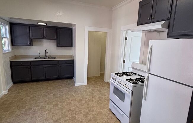 2 beds, 1 bath, $2,850, Unit 720 Beaver Street