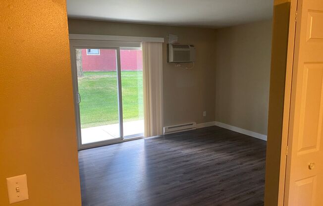 2 beds, 1 bath, $1,295, Unit 221-08