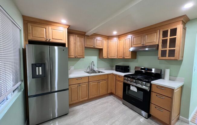 Beautifully remodled 2 bedroom cottage with shared yard & Laundry!