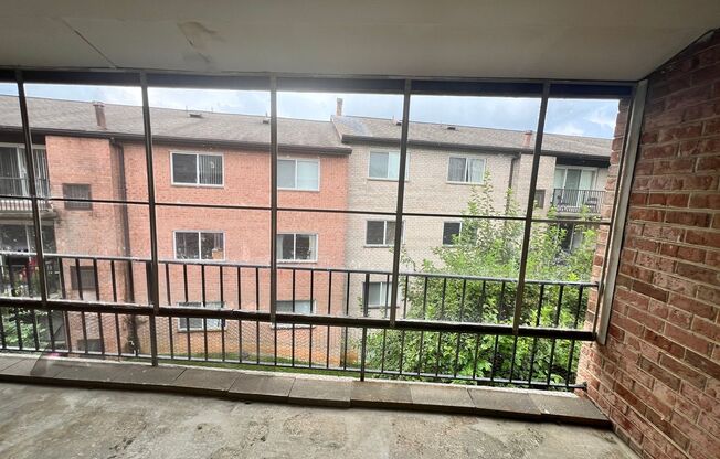 2 beds, 1 bath, $1,895, Unit (#302)