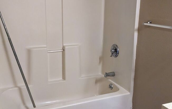 2 beds, 1 bath, 850 sqft, $1,325, Unit 43