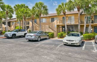 NOW AVAILABLE - Beautiful Condo in Naples