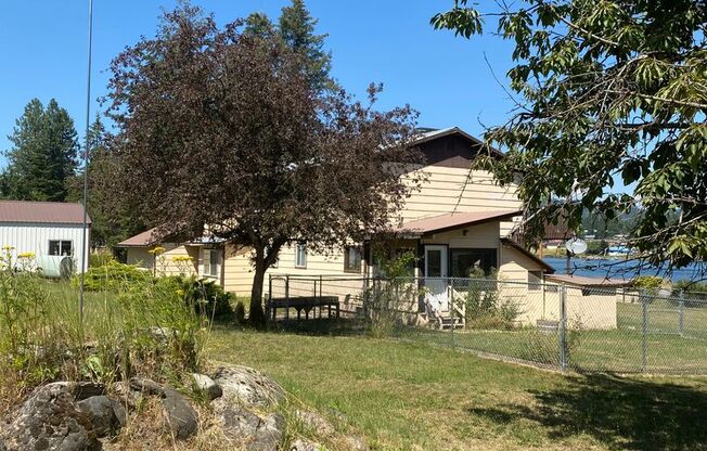 Home with a shop and a view of The Pend 'Orielle River