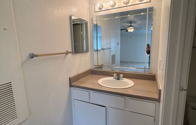 1 bed, 1.5 baths, 776 sqft, $975, Unit 19-601