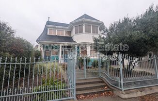 1018 E 17 ST