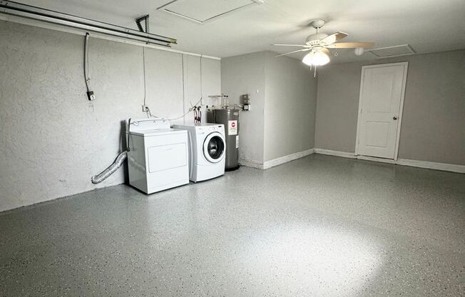 4/2 Single-family home, AVAILABLE NOW!