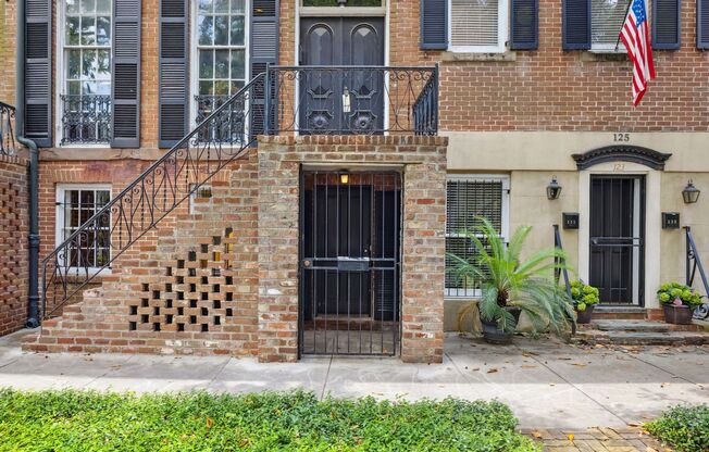 Move In Ready Garden apartment close to Forsyth Park