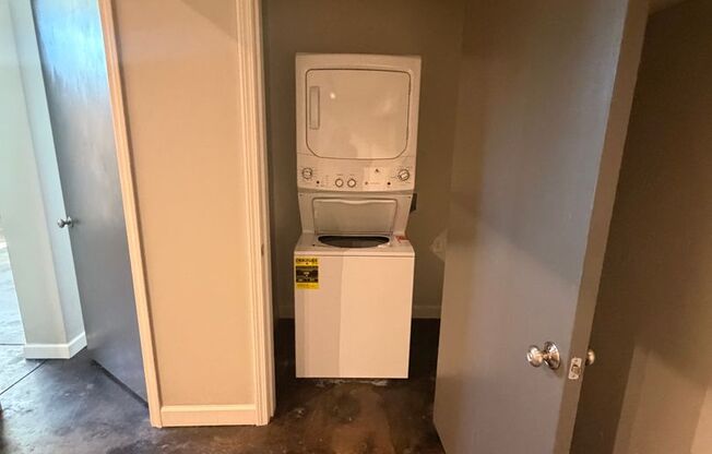 1 bed, 1 bath, 800 sqft, $1,100, Unit B
