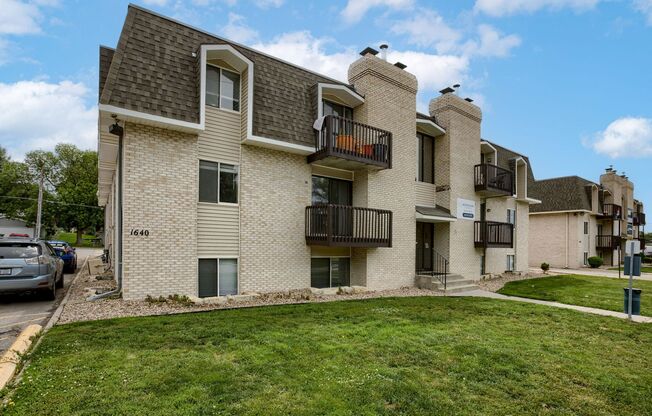 2 beds, 1 bath, 886 sqft, $995, Unit 1630 #13