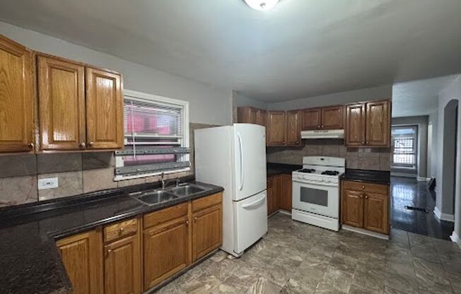 5 beds, 2 baths, $1,950