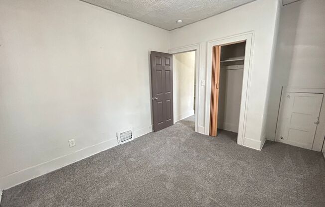 2 beds, 1 bath, $1,000, Unit 2638 Richton - Upper