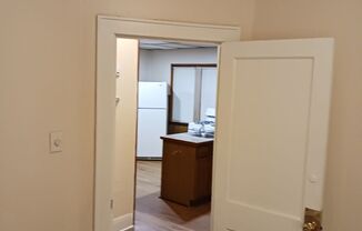 2 beds, 1 bath, $895, Unit 1940