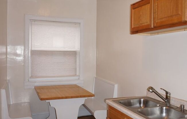 Studio, 1 bath, 350 sqft, $750, Unit 303