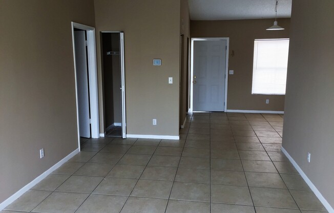 Available NOW! Adorable 2/2 located off of Curry Ford Rd @ Dockside at Ventura Condos w/ awesome pond view!