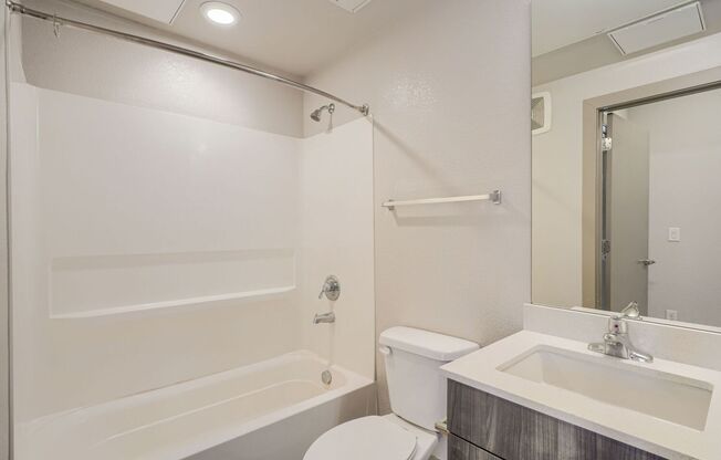 3 beds, 3 baths, 900 sqft, $2,400, Unit 304