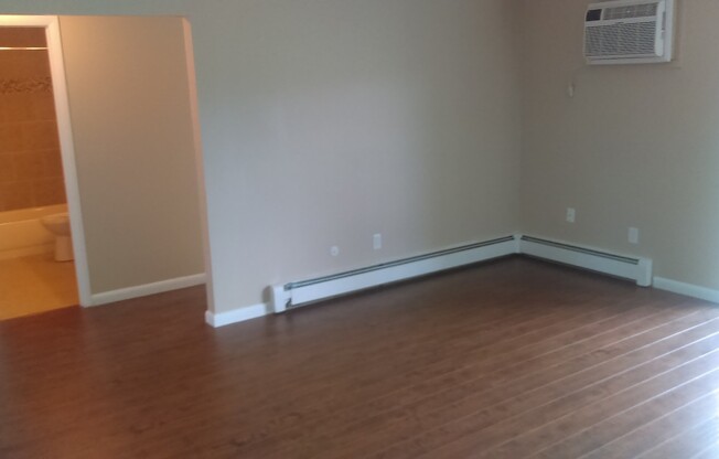 1 bed, 1 bath, 750 sqft, $1,165, Unit C07