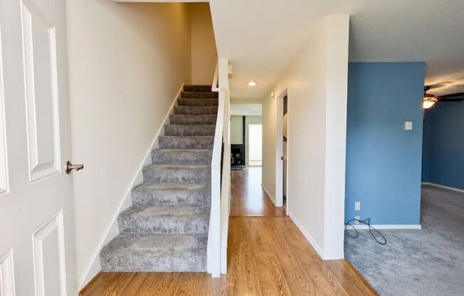 **$1000 OFF SECOND MONTH'S RENT** Lovely Townhome Located in Beaverton with Community Pool! Water/Sewer, Garbage & Recycling included in the Rent.