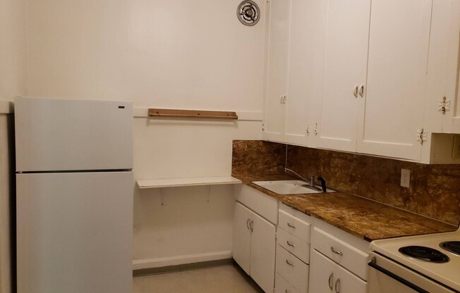 2 beds, 1 bath, $810, Unit J