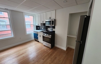 2 beds, 1 bath, 600 sqft, $2,700, Unit 3R