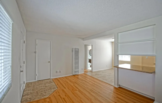 2 beds, 1 bath, $2,600, Unit B