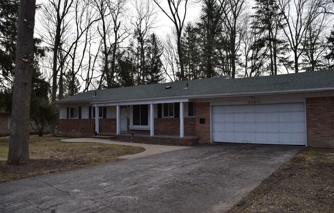 EXCEPTIONALLY CHEERY AND BRIGHT  UPDATED RANCH IN FARMINGTON HILLS.