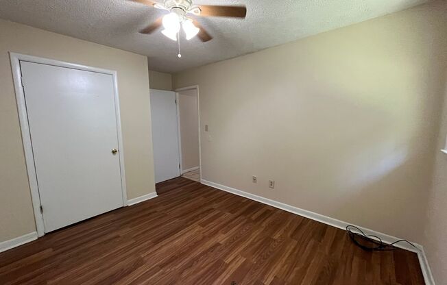 3 beds, 1 bath, $1,100, Unit Apt B