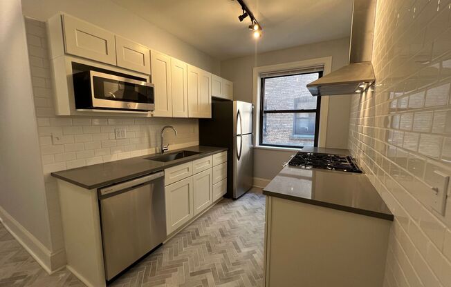 3 beds, 1 bath, 825 sqft, $3,595, Unit 2121-27-1A
