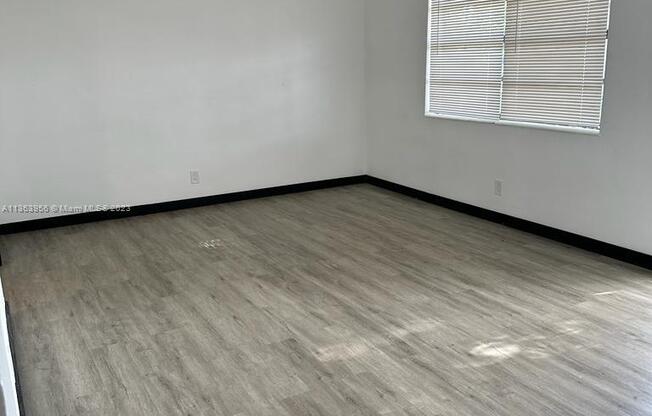725 NORTHWEST 1 CT