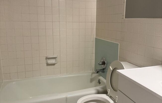 1 bed, 1 bath, 675 sqft, $925, Unit 2124CHE-303