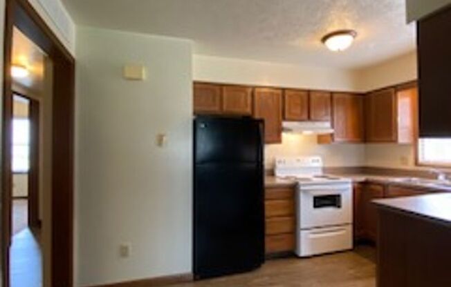 2 beds, 1 bath, $895, Unit Apt B