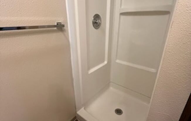 2 beds, 2 baths, 976 sqft, $1,350, Unit 11
