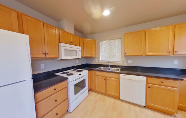 3 beds, 2 baths, $2,400, Unit 7