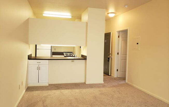 2 beds, 2 baths, $1,395, Unit 216