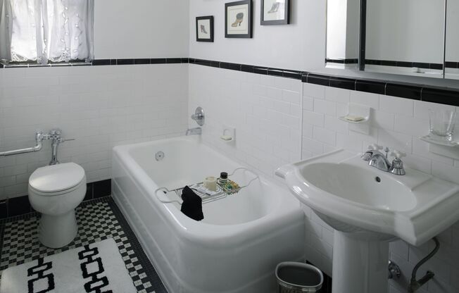 1 bed, 1 bath, 880 sqft, $5,995, Unit 2A