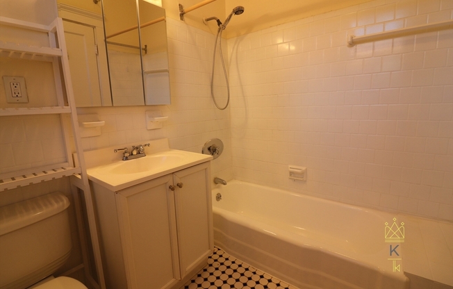 2 beds, 1 bath, $2,750, Unit 6